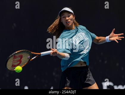 Melbourne, Australia. 11 gennaio 2025. Zheng Qinwen della Cina partecipa ad una sessione di allenamento durante l'Australian Open Tennis Tournament a Melbourne, Australia, 11 gennaio 2025. Crediti: Chu Chen/Xinhua/Alamy Live News Foto Stock