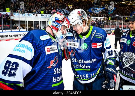 Jubel, Freude bei Andreas Andy Jenike (Iserlohn Roosters, #92) Tyler Boland (Iserlohn Roosters, #10), GER, Iserlohn Roosters vs. Nuernberg Ice Tigers, Eishockey, Penny-DEL, 35. Spieltag, Spielzeit 2024/2025, 10.01.2025, foto: Jonas Brockmann/Eibner-Pressefoto Foto Stock