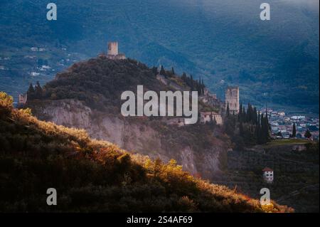 Vista sul Castello di Arco. Castello vecchio sopra la città italiana di Arco in Trentino vicino al Lago di Garda, famosa meta turistica per lo sport e le vacanze estive Foto Stock