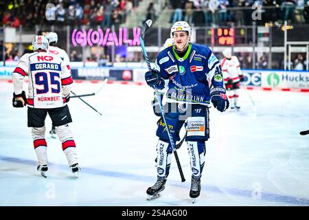 Iserlohn, Germania. 10 gennaio 2025. Torjubel, Jubel, Freude bei Torschütze Taro Jentzsch (Iserlohn Roosters, #90), GER, Iserlohn Roosters vs. Nuernberg Ice Tigers, Eishockey, Penny-DEL, 35. Spieltag, Spielzeit 2024/2025, 10.01.2025, foto: Jonas Brockmann/Eibner-Pressefoto credito: dpa/Alamy Live News Foto Stock