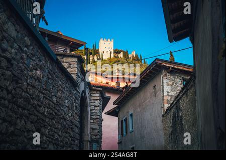 Vista sul Castello di Arco. Castello vecchio sopra la città italiana di Arco in Trentino vicino al Lago di Garda, famosa meta turistica per lo sport e le vacanze estive Foto Stock