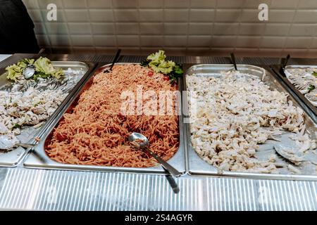 Buffet nel ristorante dell'hotel, vari piatti su un vassoio, cena nella sala da pranzo Foto Stock