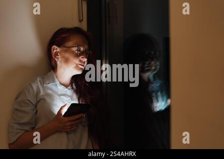 Long-Distance Love Reflecting and Connecting Through the Night Foto Stock