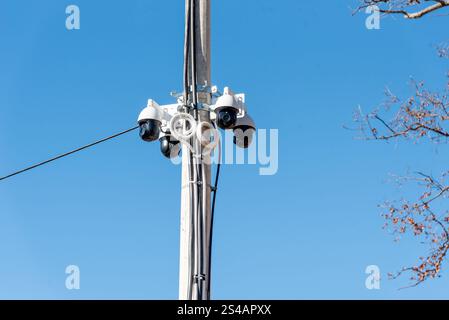 Molte telecamere CCTV sono installate sul palo esterno, sicurezza e protezione della proprietà Foto Stock