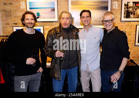 Arne Friedrich, Winfried Glatzeder, Robert Glatzeder und Florian Froschmayer bei der Eröffnung der Fotoausstellung Zuversicht und Lebensfreude der Fotografen Florian Froschmayer & Arne Friedrich in der Stay Curious Media Gervinusstrasse 12. Berlino, 10.01.2025 *** Arne Friedrich, Winfried Glatzeder, Robert Glatzeder e Florian Froschmayer all'apertura della mostra fotografica Confidence and joie de vivre dei fotografi Florian Froschmayer Arne Friedrich presso Stay Curious Media Gervinusstrasse 12 Berlino, 10 01 2025 foto:XS.xGabschx/xFuturexImagex lebensfreude 5111 Foto Stock