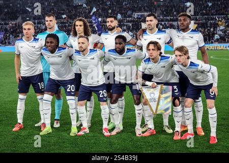 Roma, Italia. 10 gennaio 2025. La squadra laziale ha visto prima del campionato italiano di calcio di serie A Enilive 2024-2025 partita SS Lazio vs Como1907 allo Stadio Olimpico. Punteggio finale della partita SS Lazio 1:1 Como 1907 credito: SOPA Images Limited/Alamy Live News Foto Stock