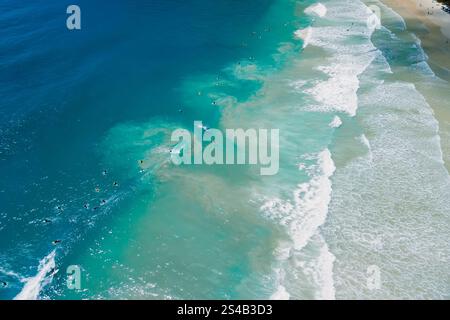 Surfers sul punto di surf e onde nell'oceano. Vista aerea dei surfisti durante il surf Foto Stock