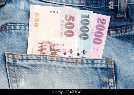 Taiwan Money - nuovo dollaro in tasca di jeans blu Foto Stock