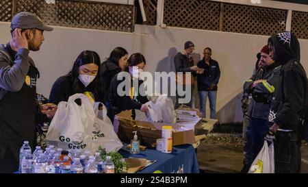 Pacific Palisades, California, Stati Uniti. 10 gennaio 2025. La World Central Kitchen (WCK) serve cibo gratuito alle vittime del fuoco californiano al Jack in the Box di Altadena, che è stato decimato dall'incendio di Eaton. (Immagine di credito: © Amy Katz/ZUMA Press Wire) SOLO PER USO EDITORIALE! Non per USO commerciale! Foto Stock