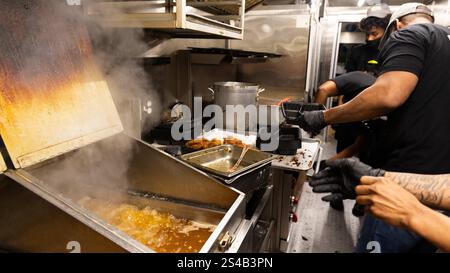 Pacific Palisades, California, Stati Uniti. 10 gennaio 2025. La World Central Kitchen (WCK) serve cibo gratuito alle vittime del fuoco californiano al Jack in the Box di Altadena, che è stato decimato dall'incendio di Eaton. (Immagine di credito: © Amy Katz/ZUMA Press Wire) SOLO PER USO EDITORIALE! Non per USO commerciale! Foto Stock