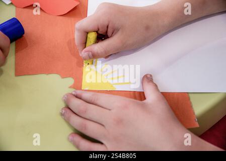 Disegno di bambini con pitture su carta, disegno di bambini all'asilo, educazione in età prescolare Foto Stock