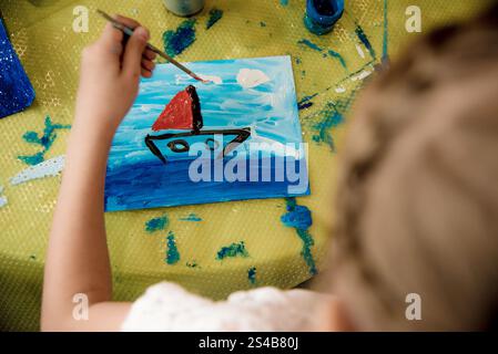 Disegno di bambini con pitture su carta, disegno di bambini all'asilo, educazione in età prescolare Foto Stock