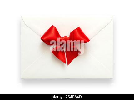 Papillon rosso a forma di cuore su busta bianca per la lettera di San Valentino Foto Stock