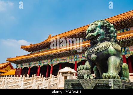 Impressionante leone di bronzo di fronte alla porta della Suprema armonia nella città Proibita, Pechino, Cina Foto Stock
