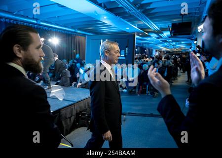 Surrey, Regno Unito. 10 gennaio 2025. Nigel Farage, leader della riforma del Regno Unito, alla conferenza sud-est del partito al Sandown Racecourse nel Surrey, Esher. Il partito di riforma cerca di sfruttare lo slancio delle elezioni generali nel tentativo di conquistare centinaia di seggi nelle elezioni locali alla fine di quest'anno. Crediti: Guy Corbishley/Alamy Live News Foto Stock
