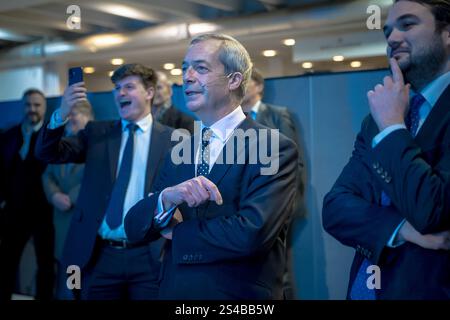 Surrey, Regno Unito. 10 gennaio 2025. Nigel Farage, leader della riforma del Regno Unito, alla conferenza sud-est del partito al Sandown Racecourse nel Surrey, Esher. Il partito di riforma cerca di sfruttare lo slancio delle elezioni generali nel tentativo di conquistare centinaia di seggi nelle elezioni locali alla fine di quest'anno. Crediti: Guy Corbishley/Alamy Live News Foto Stock