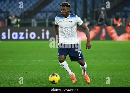 Roma, Italia. 10 gennaio 2025. Fisayo Dele Bashiru del SS Lazio visto in azione durante la partita di serie A tra Lazio e Como allo stadio olimpico. Punteggio finale Lazio 1 : 1 Como Mattia Vian credito: SOPA Images Limited/Alamy Live News Foto Stock