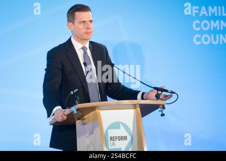 Esher, Regno Unito. 10 gennaio 2025. Matt Goodwin parla alla Reform UK's South East Conference all'ippodromo di Sandown. Credito: Justin ng/Alamy Live News. Foto Stock