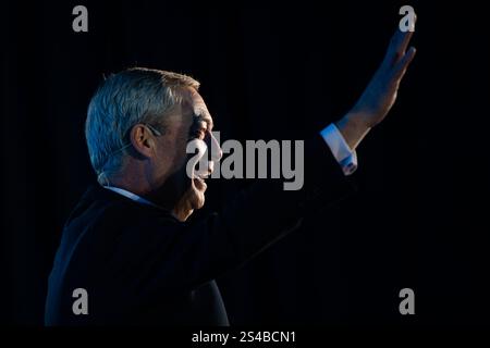 Esher, Regno Unito. 10 gennaio 2025. Nigel Farage, leader del Regno Unito per la riforma, parla alla Conferenza sudorientale del Regno Unito per la riforma all'ippodromo di Sandown. Credito: Justin ng/Alamy Live News. Foto Stock