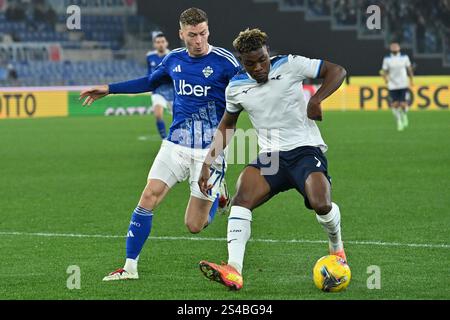 Roma, Italia. 10 gennaio 2025. Ignace Van Der Brempt di Como (L) e Fisayo Dele Bashiru della SS Lazio (R) visti in azione durante la partita di serie A tra Lazio e Como allo stadio olimpico. Punteggio finale Lazio 1 : 1 Como Mattia Vian (foto di Mattia Vian/SOPA Images/Sipa USA) credito: SIPA USA/Alamy Live News Foto Stock