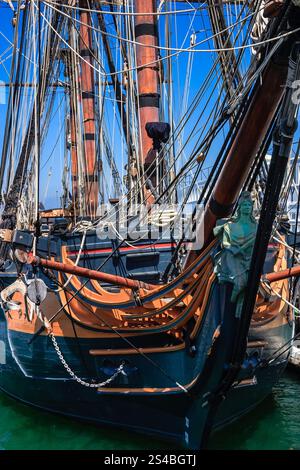 Una grande nave con una statua di una donna sul fronte. La nave e' ormeggiata in un corpo d'acqua Foto Stock