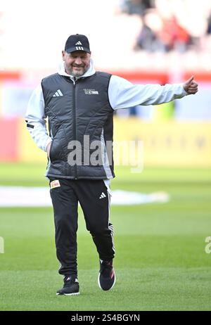 vor Spielbeginn: Allenatore Steffen Baumgart 1. FC Union Berlin FCU Gestik Geste Daumen hoch 1. FC Heidenheim 1846 FCH vs 1. LE NORMATIVE DFL DEL FC UNION BERLIN FCU 11.01.2025 VIETANO QUALSIASI USO DI FOTOGRAFIE COME SEQUENZE DI IMMAGINI E/O QUASI-VIDEO Foto Stock