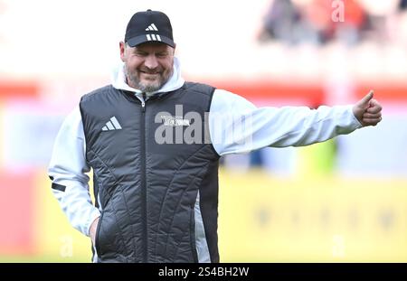 vor Spielbeginn: Allenatore Steffen Baumgart 1. FC Union Berlin FCU Gestik Geste Daumen hoch 1. FC Heidenheim 1846 FCH vs 1. LE NORMATIVE DFL DEL FC UNION BERLIN FCU 11.01.2025 VIETANO QUALSIASI USO DI FOTOGRAFIE COME SEQUENZE DI IMMAGINI E/O QUASI-VIDEO Foto Stock