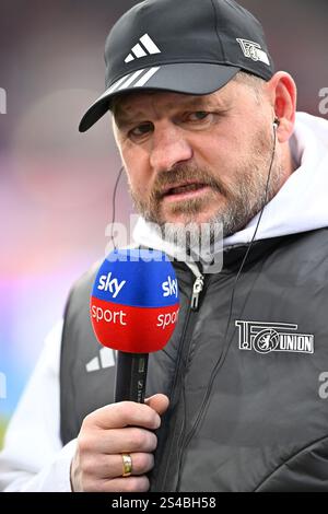 vor Spielbeginn: Allenatore Steffen Baumgart 1. FC Union Berlin FCU Ritratto in intervista Mikrofon Mikro Logo SKY 1. FC Heidenheim 1846 FCH vs 1. LE NORMATIVE DFL DEL FC UNION BERLIN FCU 11.01.2025 VIETANO QUALSIASI USO DI FOTOGRAFIE COME SEQUENZE DI IMMAGINI E/O QUASI-VIDEO Foto Stock