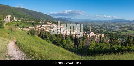 Assisi - il panorama della città con la Cattedrale di San Rufino e la Basilica di Santa chiara. Foto Stock