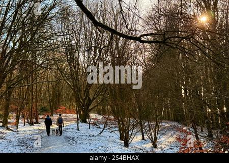 Meteo nel Regno Unito: Neve a Rivington, Lancashire. Due persone che camminano su un sentiero innevato a Rivington, vicino a Chorley, nel Lancashire, con il sole attraverso la "stre" Foto Stock