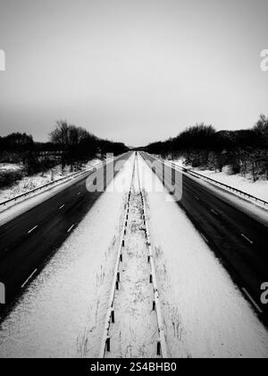 Una M61 ricoperta di neve ad Adlington vicino a Chorley senza traffico nelle due corsie Foto Stock