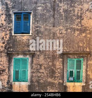 Persiane in legno nell'edificio nella città vecchia di Dubrovnik Foto Stock
