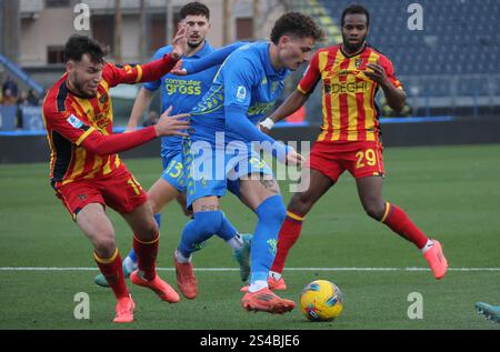 Empoli, Italia. 11 gennaio 2025. Sebastiano Esposito di Empoli combatte per il ballo con Gaby Jean di Lecce durante la partita italiana di serie A Enilive tra Empoli FC e US Lecce allo stadio Castellani, Italia settentrionale, sabato 11 gennaio 2025 - Sport - calcio - (foto Michele Nucci credito: LaPresse/Alamy Live News Foto Stock