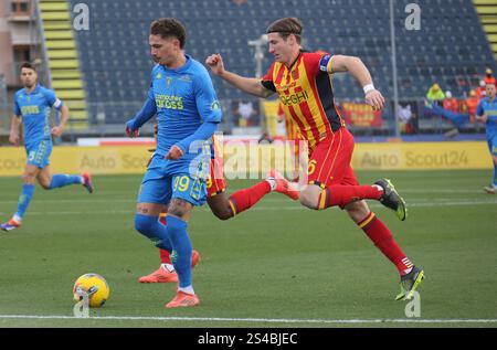 Empoli, Italia. 11 gennaio 2025. Sebastiano Esposito di Empoli combatte per il ballo con Federico Baschirotto di Lecce durante la partita italiana di serie A Enilive tra Empoli FC e US Lecce allo stadio Castellani, Italia settentrionale, sabato 11 gennaio 2025 - Sport - calcio - (foto Michele Nucci credito: LaPresse/Alamy Live News Foto Stock