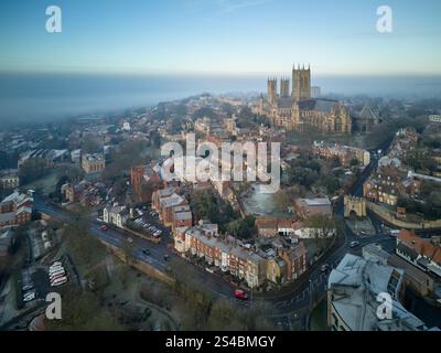 Lincoln, Regno Unito. 11 gennaio 2025. La città di Lincoln si risveglia a temperature inferiori. Sulla collina, la cattedrale di Lincoln si affaccia su una vista fresca e nebbiosa. 0930 11 gennaio 2025 credito: Phil Crow/Alamy Live News Foto Stock