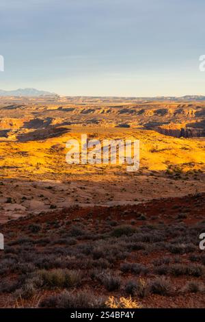 Vista da Keg Knoll al tramonto, guardando verso le montagne la Sal, vicino a Green River, Utah, Stati Uniti. Foto Stock