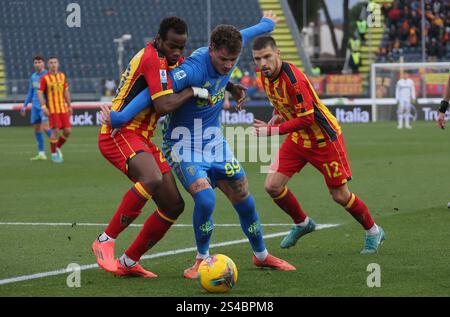 Empoli, Italia. 11 gennaio 2025. Sebastiano Esposito di Empoli combatte per il ballo con la Lassana Coulibaly di Lecce durante la partita italiana di serie A Enilive tra Empoli FC e US Lecce allo stadio Castellani, Italia settentrionale, sabato 11 gennaio 2025 - Sport - calcio - (foto Michele Nucci credito: LaPresse/Alamy Live News Foto Stock