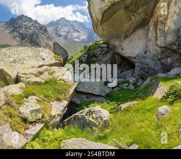 I massi e i peschi della Valle Anzasca - bivacco dei primi alpinisti di questa valle del XVIII secolo Foto Stock