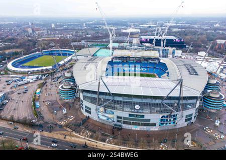 Manchester, Regno Unito. 11 gennaio 2025. Una vista aerea dell'Etihad Stadium, sede del Manchester City durante la partita del terzo turno della Coppa di Manchester City FC contro Salford City FC Emirates all'Etihad Stadium, Manchester, Inghilterra, Regno Unito l'11 gennaio 2025 Credit: Ryan Crockett/Every Second Media Credit: Every Second Media/Alamy Live News Foto Stock