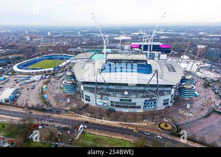 Manchester, Regno Unito. 11 gennaio 2025. Una vista aerea dell'Etihad Stadium, sede del Manchester City durante la partita del terzo turno della Coppa di Manchester City FC contro Salford City FC Emirates all'Etihad Stadium, Manchester, Inghilterra, Regno Unito l'11 gennaio 2025 Credit: Ryan Crockett/Every Second Media Credit: Every Second Media/Alamy Live News Foto Stock