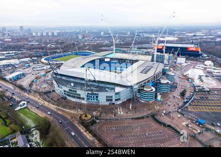 Manchester, Regno Unito. 11 gennaio 2025. Una vista aerea dell'Etihad Stadium, sede del Manchester City durante la partita del terzo turno della Coppa di Manchester City FC contro Salford City FC Emirates all'Etihad Stadium, Manchester, Inghilterra, Regno Unito l'11 gennaio 2025 Credit: Ryan Crockett/Every Second Media Credit: Every Second Media/Alamy Live News Foto Stock