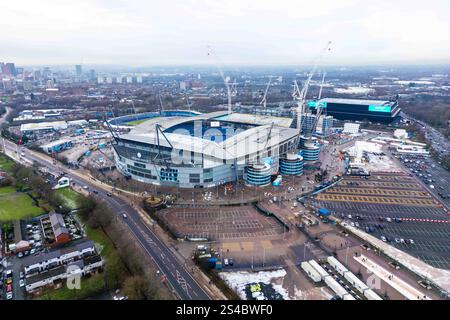 Manchester, Regno Unito. 11 gennaio 2025. Una vista aerea dell'Etihad Stadium, sede del Manchester City durante la partita del terzo turno della Coppa di Manchester City FC contro Salford City FC Emirates all'Etihad Stadium, Manchester, Inghilterra, Regno Unito l'11 gennaio 2025 Credit: Ryan Crockett/Every Second Media Credit: Every Second Media/Alamy Live News Foto Stock