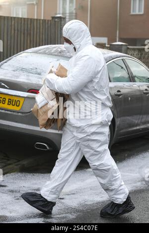 Swancote Road, Dudley 11 gennaio 2025 - polizia di West Midlands sulla scena di un omicidio su Swancote Road a Dudley. Gli agenti hanno arrestato un uomo con l'accusa di omicidio dopo che un altro uomo è stato trovato morto nel blocco di appartamenti a Dudley oggi (11 gennaio). Un piccolo cordone circonda la proprietà con un marcatore di prove accanto a una scia di sangue all'esterno. Gli ufficiali forensi sono stati visti portare via dalla proprietà i sacchetti delle prove. Una dichiarazione della polizia delle West Midlands continua: “Siamo stati chiamati a Swancote Road da colleghi del servizio ambulanze poco prima delle 2:30. “Un uomo sui suoi 40 anni è stato trovato con ferite e.. Foto Stock