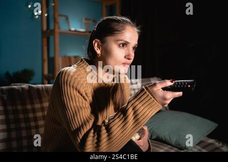 Donna concentrata con solitudine remota e notturna, espressione seria. Foto Stock