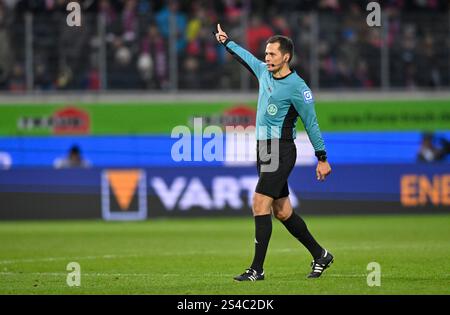 Heidenheim, Germania. 11 gennaio 2025. Arbitro di Schiedsrichter Robert Hartmann Gestik Geste 1. FC Heidenheim 1846 FCH vs 1. LE NORMATIVE DFL del FC Union Berlin FCU 11.01.2025 VIETANO QUALSIASI USO DI FOTOGRAFIE COME SEQUENZE DI IMMAGINI E/O QUASI-VIDEO/dpa/Alamy Live News Foto Stock