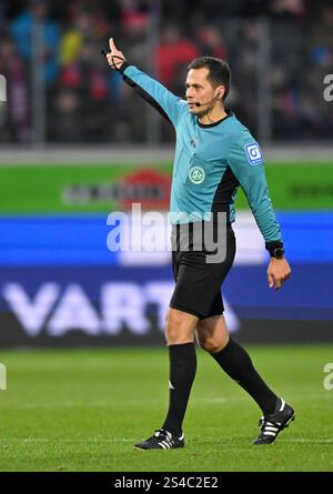 Heidenheim, Germania. 11 gennaio 2025. Arbitro di Schiedsrichter Robert Hartmann Gestik Geste 1. FC Heidenheim 1846 FCH vs 1. LE NORMATIVE DFL del FC Union Berlin FCU 11.01.2025 VIETANO QUALSIASI USO DI FOTOGRAFIE COME SEQUENZE DI IMMAGINI E/O QUASI-VIDEO/dpa/Alamy Live News Foto Stock