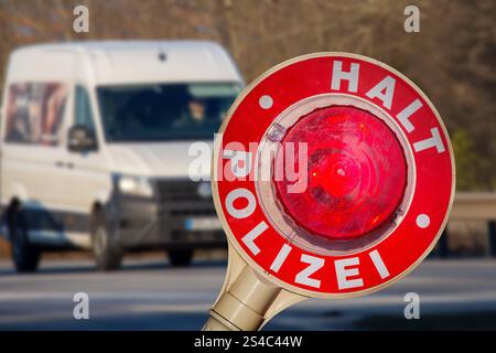 Polizeikontrolle: Nahaufnahme einer Polizeikelle mit der Aufschrift HALT POLIZEI vor einem Lieferwagen che compone *** controllo di polizia primo piano di una cazzuola di polizia con l'iscrizione HALT POLIZEI di fronte a un furgone che compone Copyright: XUdoxHerrmannx Foto Stock
