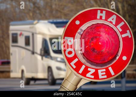 Polizeikontrolle: Nahaufnahme einer Polizeikelle mit der Aufschrift HALT POLIZEI vor einem Wohnmobil che compone *** controllo di polizia primo piano di una cazzuola di polizia con l'iscrizione HALT POLIZEI di fronte a una casa mobile che compone Copyright: XUdoxHerrmannx Foto Stock