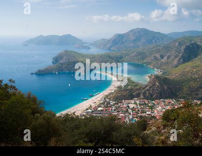 Vista della Laguna Blu di Oludeniz dalla collina di osservazione del Montana. Oludeniz è una popolare attrazione turistica in Turchia. Quartiere di Fethiye, città di Mugla Foto Stock