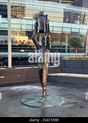 Statua in bronzo di Arsene Wenger, manager dell'Arsenal 1996-2018, all'Emirates Stadium, North London, Regno Unito Foto Stock